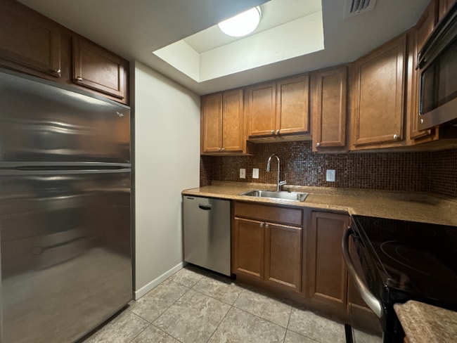 Foto del edificio - 637 Harwood St