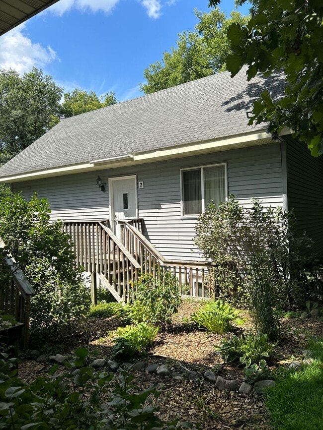 Building Photo - 4 Bed, 2 Bath Year Round Cabin available! ...