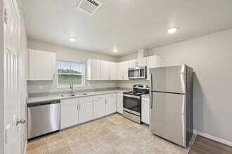 Building Photo - Creekside Haven