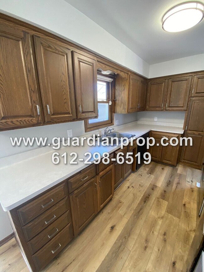 Foto del edificio - House Available September 1 in Mounds View...