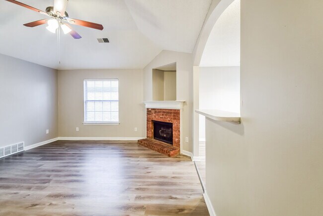 Foto del edificio - 1107 Breezy Valley Dr