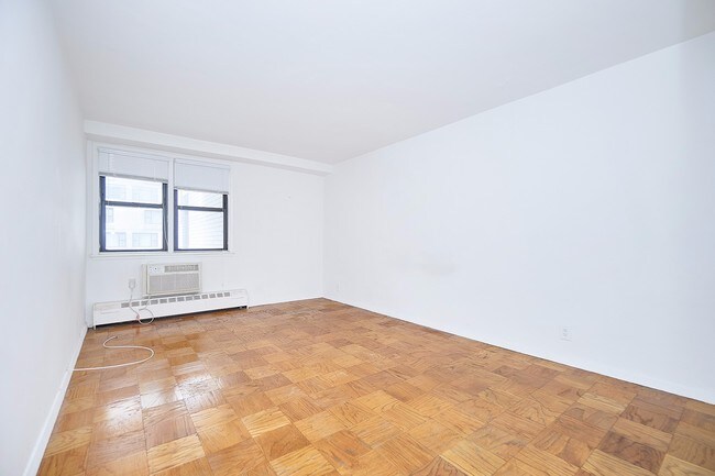 Foto del edificio - 408 W 49th St
