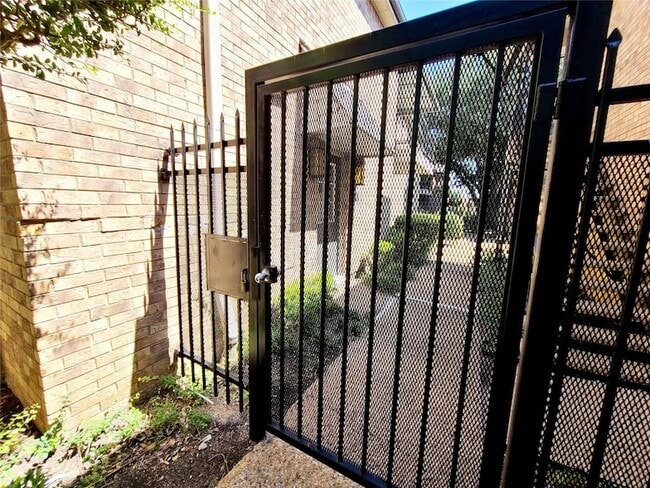 Foto del edificio - 10248 Regal Oaks Dr