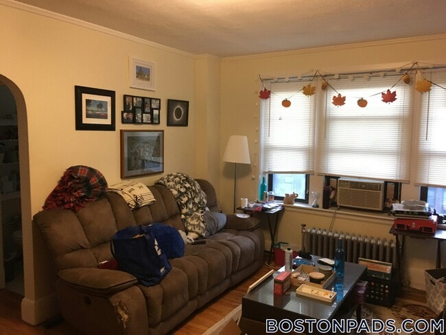 Building Photo - 349 Pleasant St