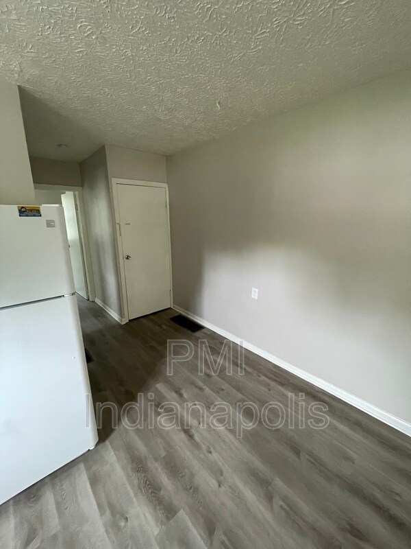 Building Photo - 1633 N Gladstone Ave