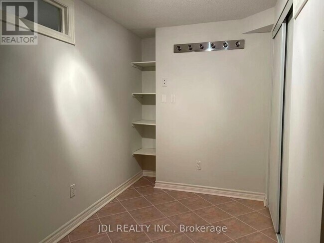 Photo du bâtiment - 20 Ralph Chalmers Ave