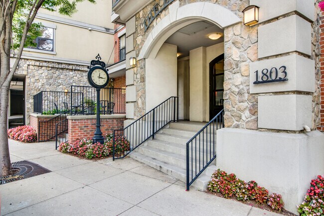 Foto del edificio - 1803 Broadway