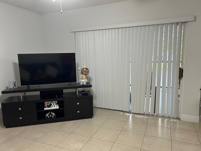 Building Photo - 7205 Glenmoor Dr