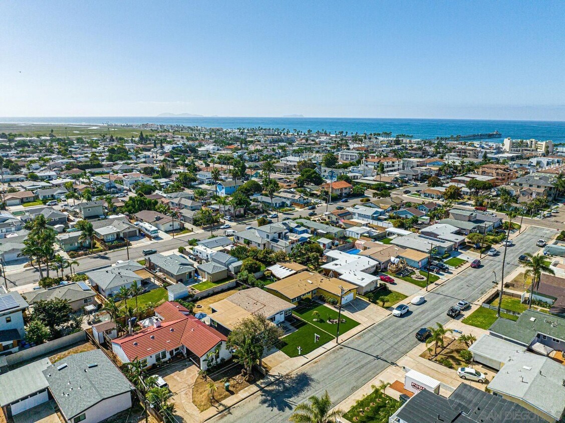 Primary Photo - Renovated Beach house just a few blocks fr...