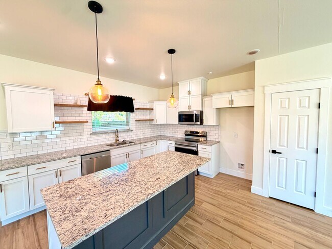 Building Photo - 1720 Lloyd Ave