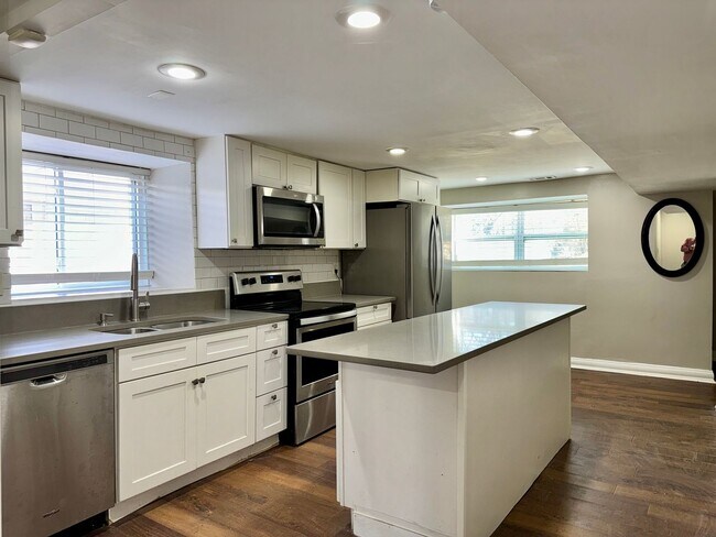 Foto del edificio - Renovated Garden Level Apartment!