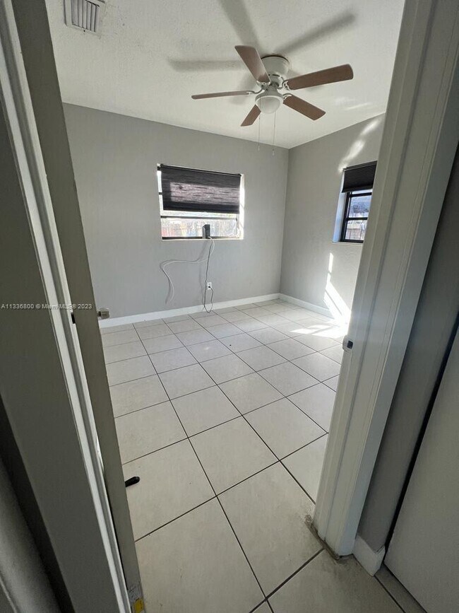 Foto del edificio - 1610 NE 175th St