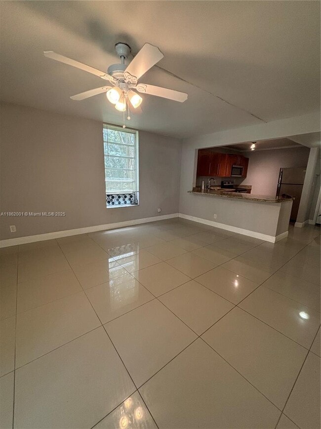 Foto del edificio - 400 Commodore Dr