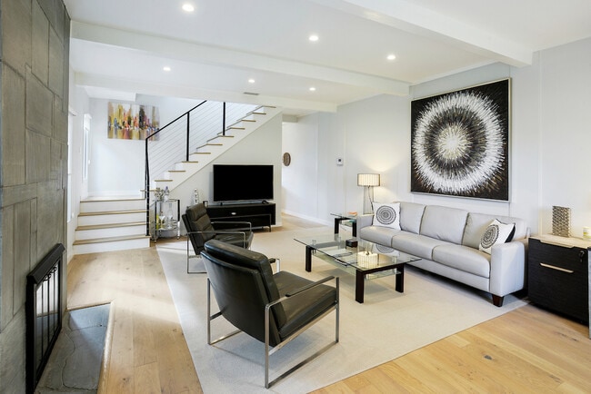 Foto del edificio - 823 N Harper Ave