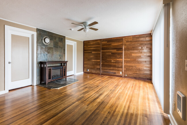 Building Photo - 484 S 18th St