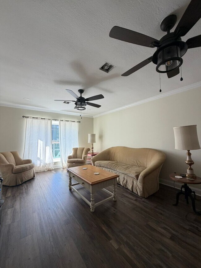 Building Photo - Beautifully Updated 3 bedroom/2 bath - 11th Place Condominiums Unit #2003 Available August 2026 $...