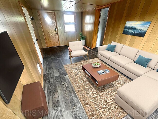 Building Photo - Spacious 2 Bedroom, 1.5 Bath Home, Newly U...