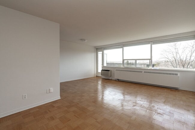 Photo du bâtiment - 150 The Donway W