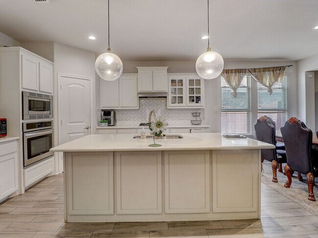 Building Photo - Fully Furnished 4-Bedroom Single Family Ho...