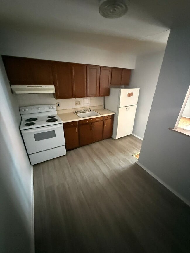 Building Photo - For Rent – 1 Bed / 1 Bath Apartment – $700/mo