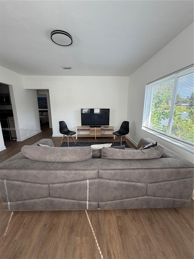 Foto del edificio - 1215 NE 109th St