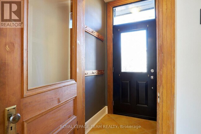 Building Photo - 136 Keefer St
