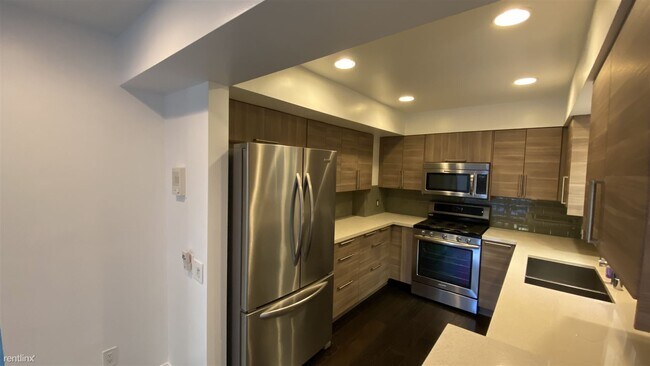 Foto del edificio - 2 br, 2.5 bath Townhome - 2016 Alberta Ave...