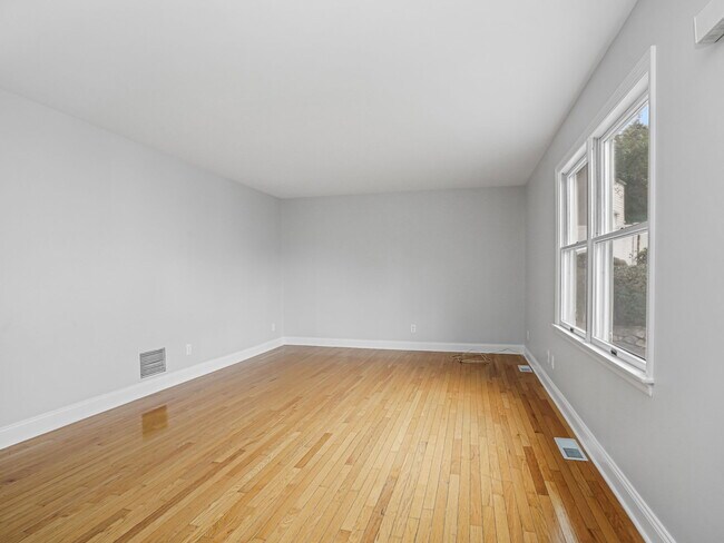 Building Photo - 13 Cos Cob Ave