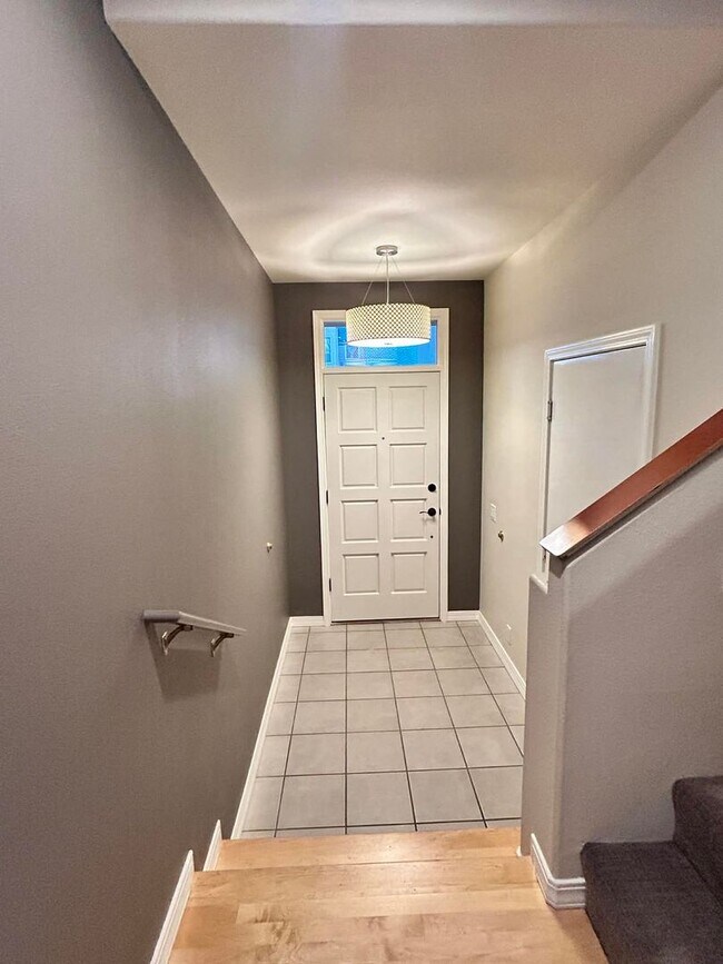 Foto del edificio - Modern 2-Bedroom Condo with Loft & 2 Car Garage!