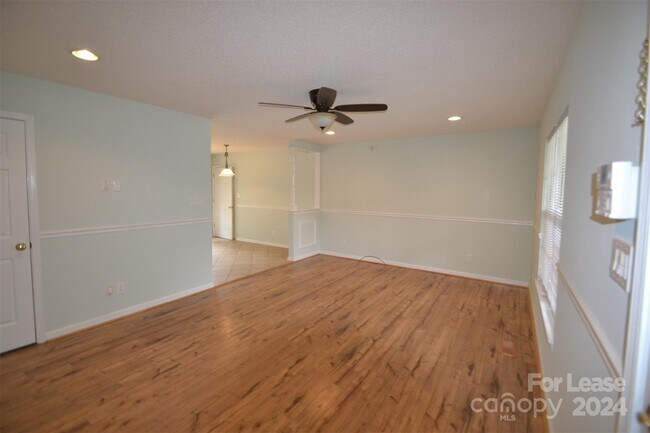 Building Photo - 2550 Ashford Dr