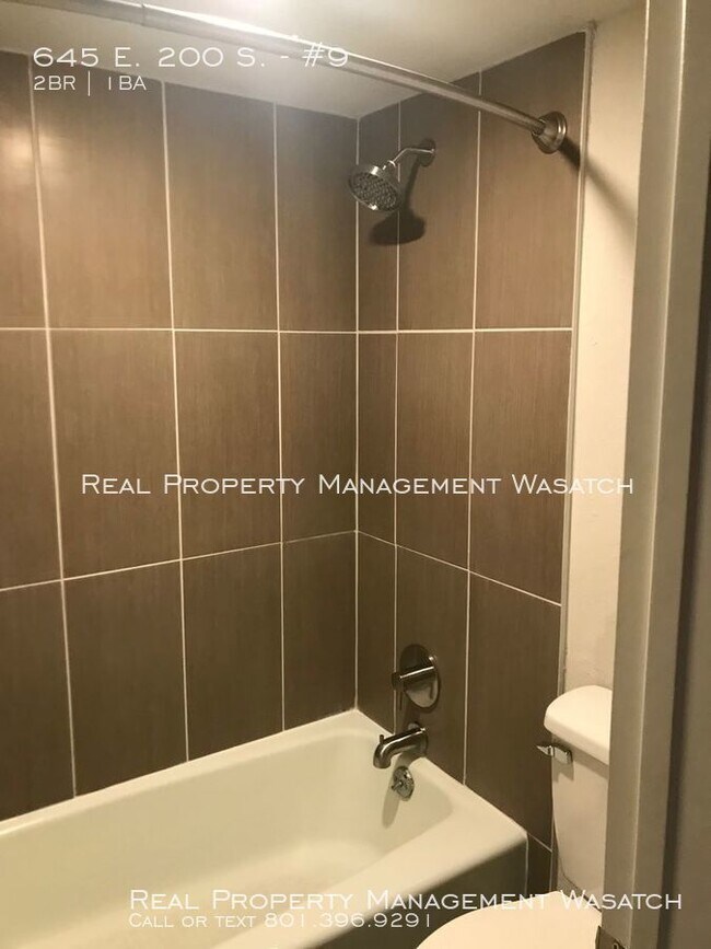 Building Photo - Move In Special 1 Month Free!