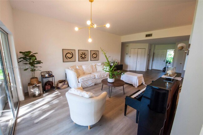 Foto del edificio - 16301 Malibu Dr