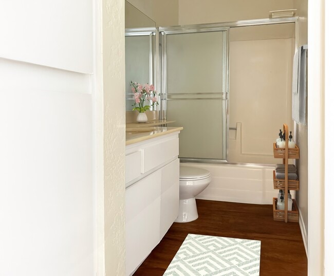 Building Photo - Tarzana Casa