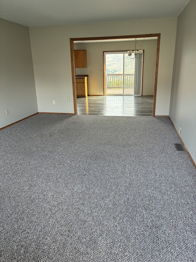 Building Photo - 994 Highline Dr