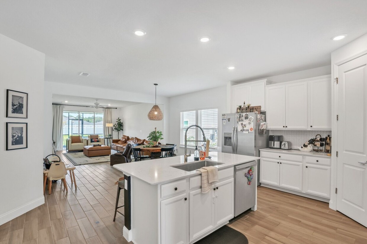 Primary Photo - Like new 3 bedroom/ 2 bathroom home in Sil...