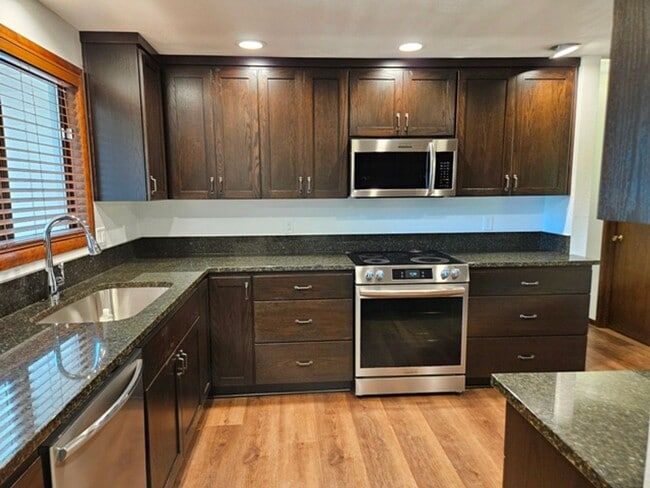 Building Photo - 3Bd/2Ba Single Story Home-For Viewing!