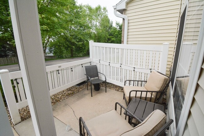 Building Photo - Stunningly Update 2 bed 1.5 bath Townhome ...