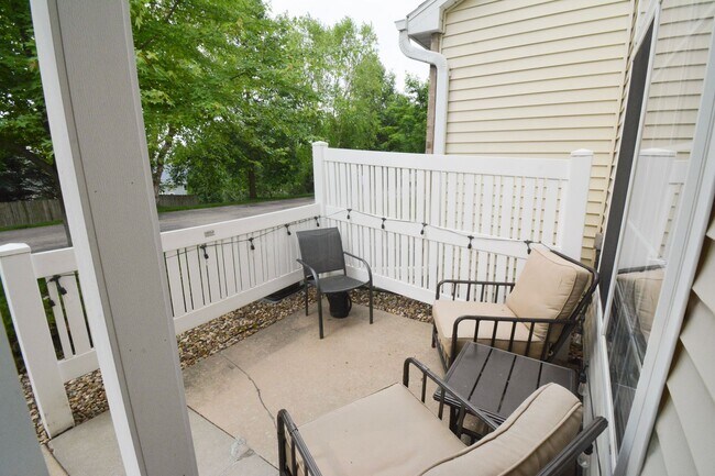 Foto del edificio - Stunningly Update 2 bed 1.5 bath Townhome ...