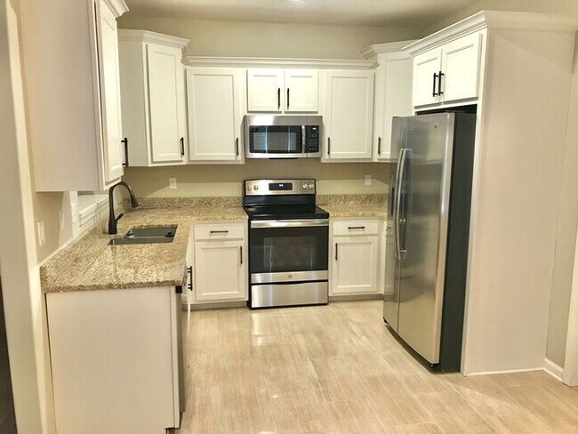 Foto del edificio - Now Leasing a 4 Bedroom 3 Bath Home In Southeast Memphis