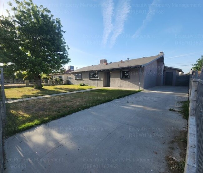Building Photo - 3 bedroom 2 Bathroom home in a great locat...