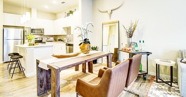 Foto del edificio - 2420 Walsh Tarlton Ln