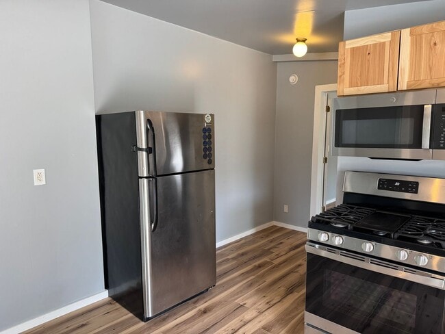 Building Photo - Newly Remodeled One Bedroom Garage Apartment