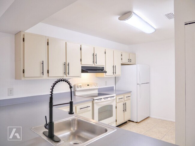 Building Photo - Beautiful 2 Bed 2 Bath Condo Located in Ca...