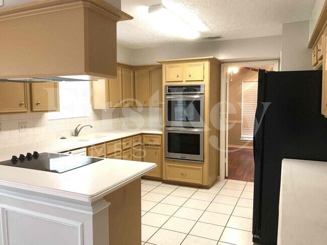 Foto del edificio - 12906 Elmington Ct