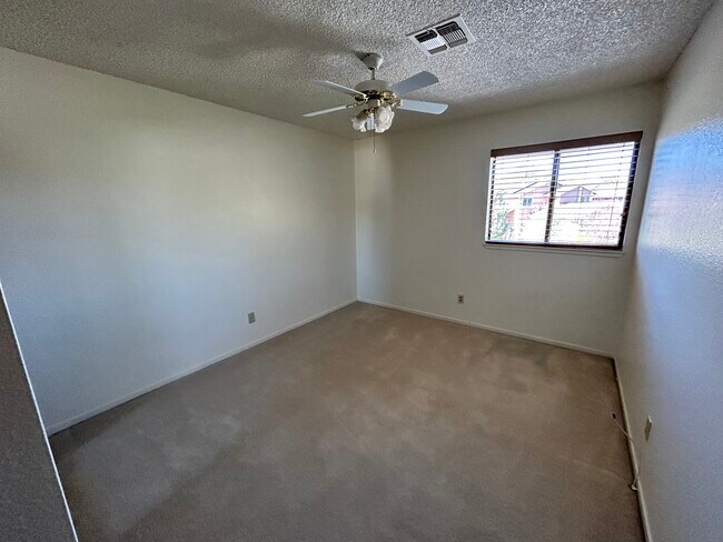 Foto del edificio - 3415 Ridgecrest Dr