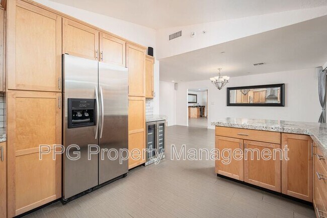 Building Photo - 8718 E Thornwood Dr