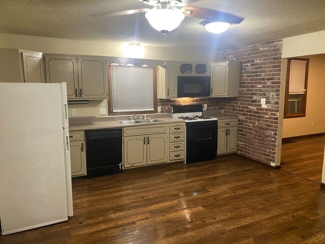 Building Photo - 3 Bed | 1.5 Bath | House