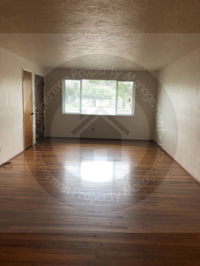 Building Photo - 2 br, 1 bath House - 570 N Bertelsen Rd