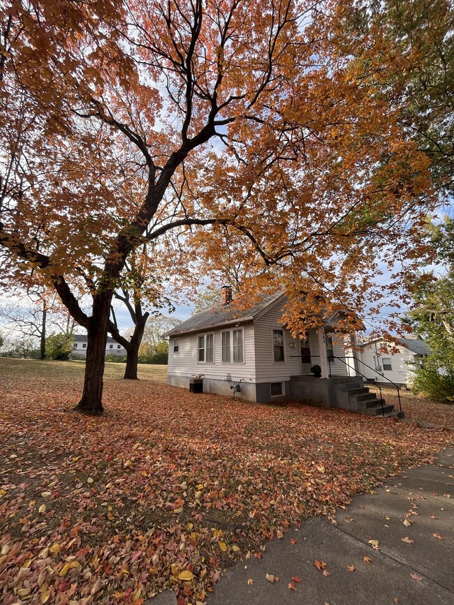 Building Photo - 1003 N Cedar St