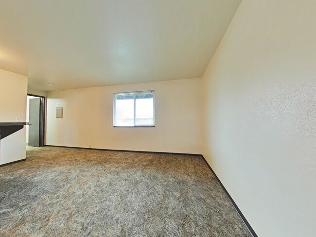 Building Photo - 1 Bedroom Apartment ~ Close to Campus ~ Sm...